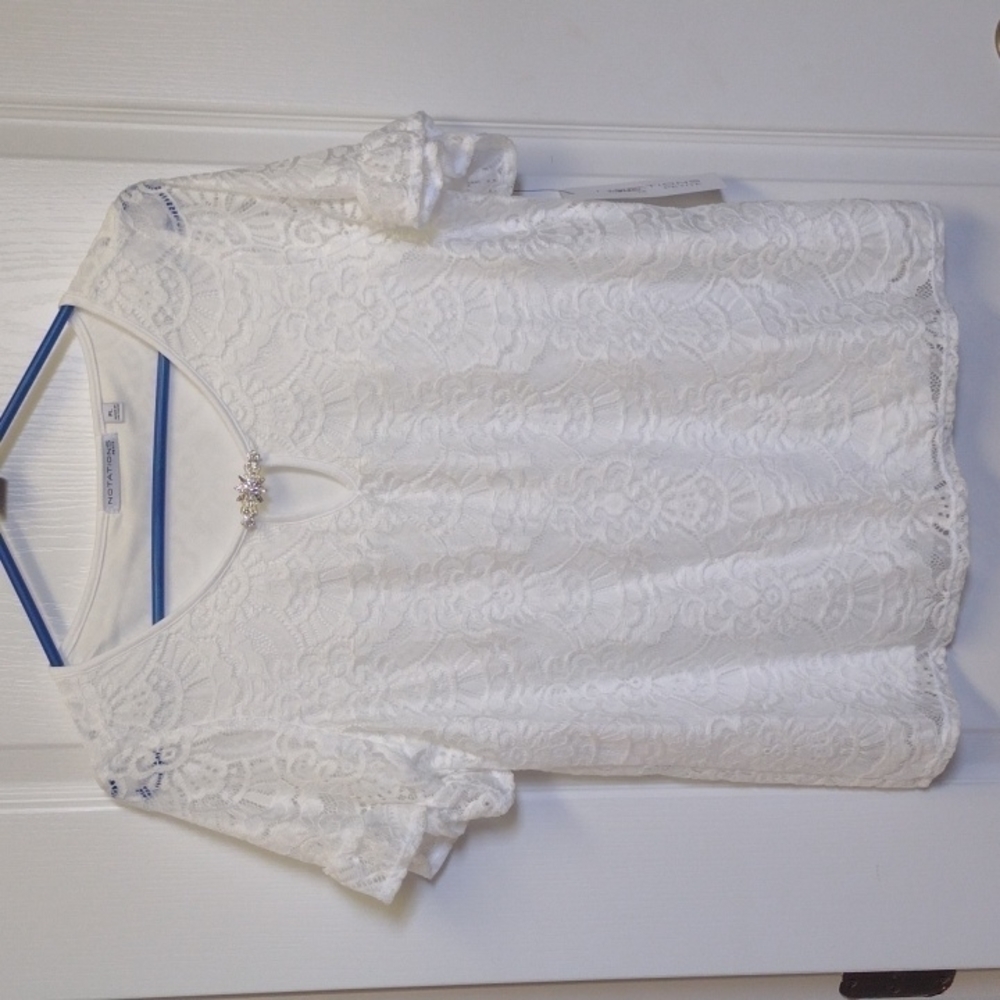 NOTATIONS White lace overlay blouse with neckline details. Size PL